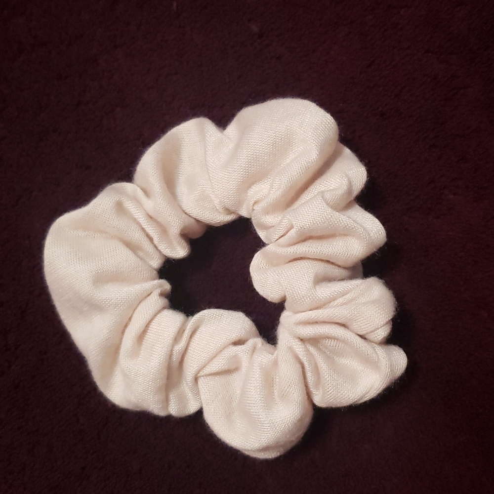 🔴 🆓️ FREE* Cream Off-White Soft Hair Scrunchie 🔴